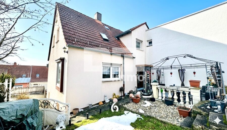 Schöne Doppelhaushälfte in schöner Wohnlage mit Panoramablick, Gartenbereich und Garage - Rückansicht Zugang 2 / Terrasse